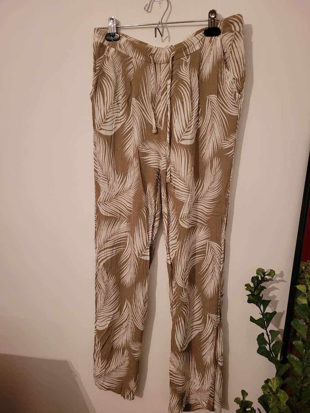 Suzy Shier Crinkle Palm-Print Pants